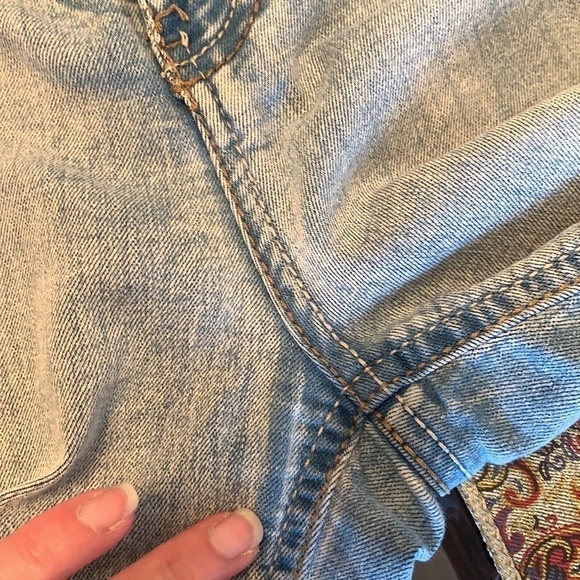 ILLEGAL Jeans Light Blue Wash Detailed Zipper Women’s Capris Jeans Size 5 - Picture 9 of 11